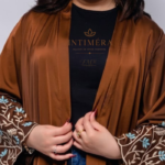 Abaya Kimono de Luxe en Tissu Prada – Édition INTÉMIRA Fm31 – Image 2